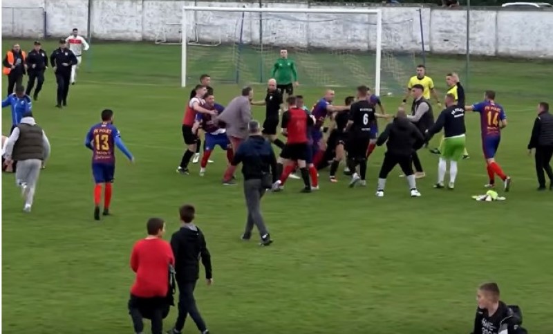 Opšti metež na terenu: Masovna tuča fudbalera, ne zna se ko koga udara VIDEO