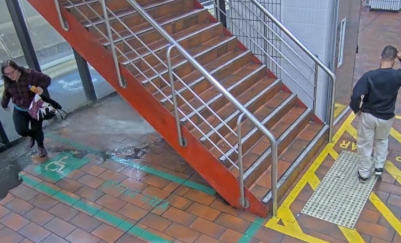 Zaljubljeni par kriv za poplavu: “Stepenište nije prikladno mjesto za sastanak nakon večere”