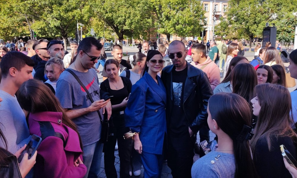 Obradovala fanove: Milica Pavlović se družila sa Banjalučanima na Trgu Krajine FOTO/ VIDEO