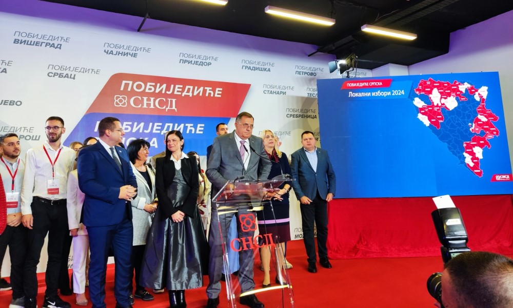 Dodik zadovoljan rezultatom, zapjevao “Romaniju”: Dan velikog uspjeha – SNSD osvojio 47 lokalnih zajednica VIDEO