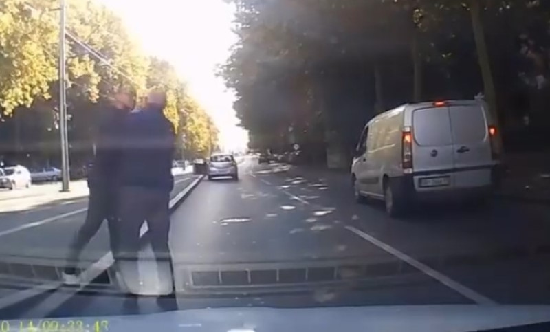 Dramatična scena! Ovo je hrabra djevojka koja je odbranila starca od nasilnika FOTO