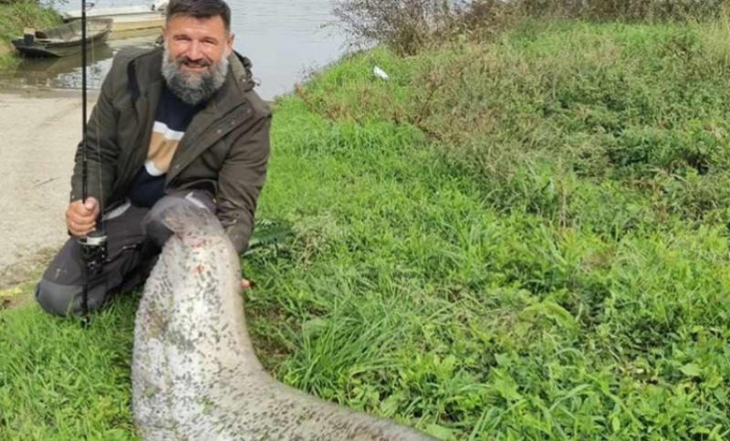 Ulov strastvenog ribolovca: Nebojša Šarić iz Srpca ulovio soma teškog 67 kilograma