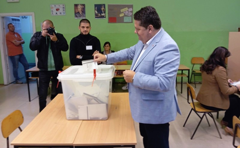 Stevandić glasao u banjalučkoj osnovnoj školi: U izbornom danu treba da se podvuče linija
