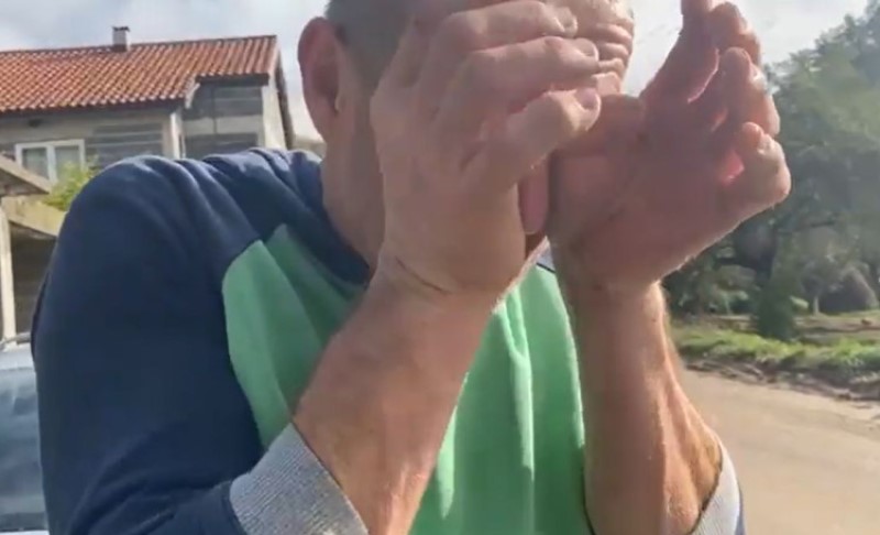 Grcajući u suzama se zahvaljuje: Nerminu kome je bujica odnijela kravu dobija novu VIDEO