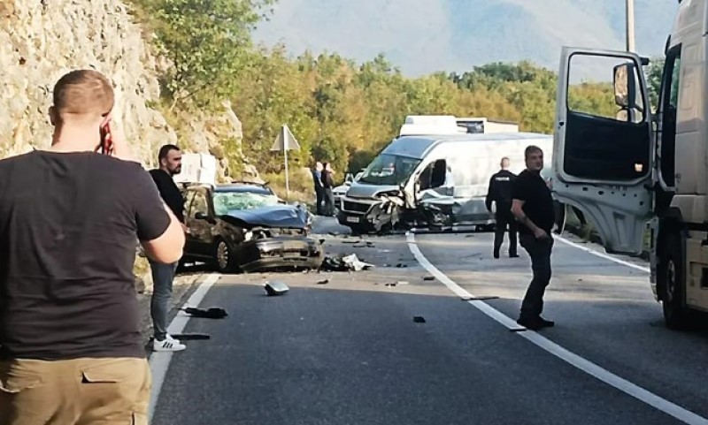 Više kola hitne pomoći stiglo na lice mjesta: Teška saobraćajka u ovom dijelu BiH