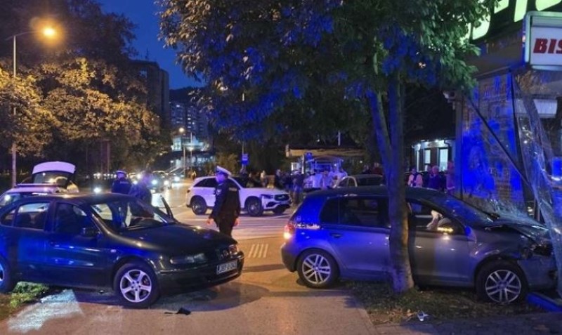 Nesvakidašnji epilog nesreće u BiH: Automobil završio u izlogu turističke agencije nakon sudara