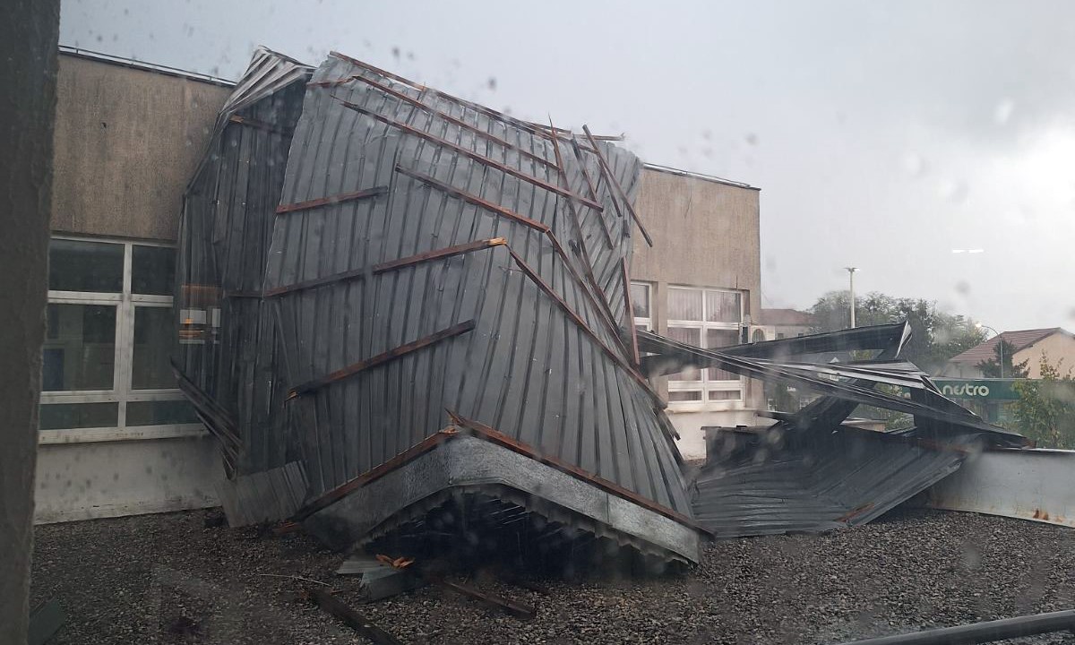 Nevrijeme izazvalo haos i u Hercegovini: Gimnazija u Nevesinju ostala bez krova, velika šteta