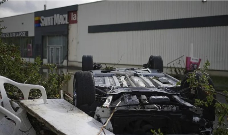 Snažno nevrijeme: Muškarac u Parizu poginuo nakon što je na njega palo stablo