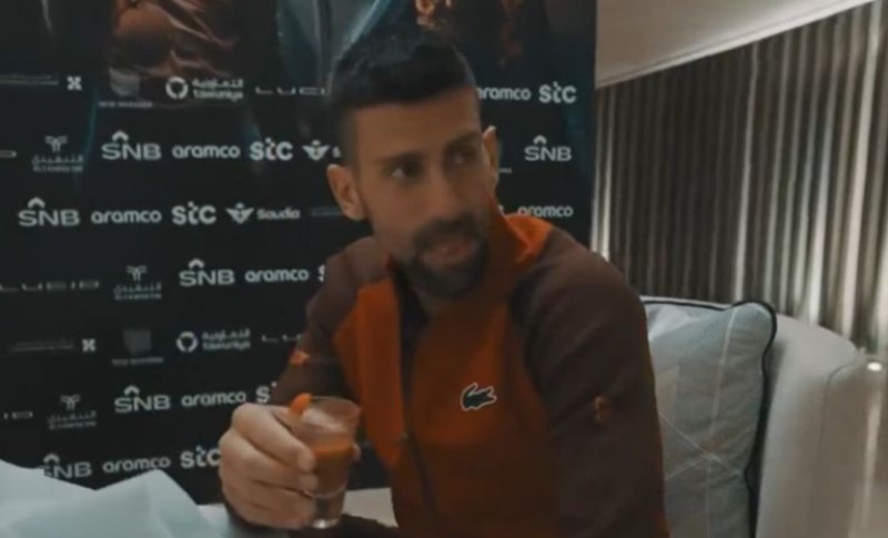 Reakcija nakon jednog gutljaja obišla svijet: Arapi dali Đokoviću piće od kog mu se prevrnuo želudac VIDEO