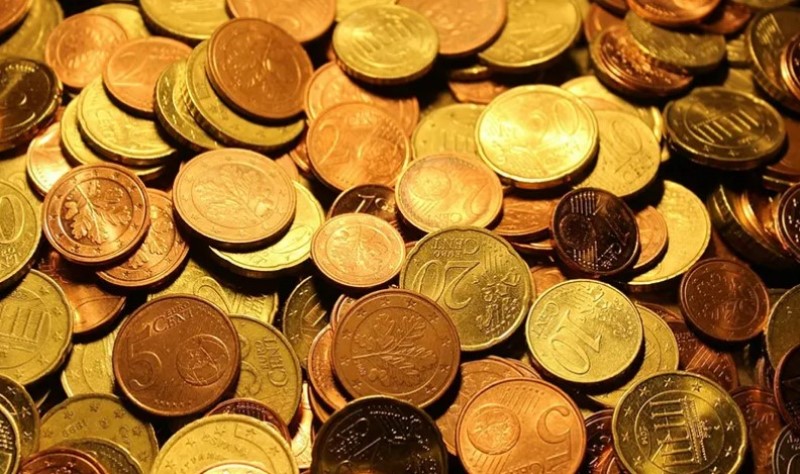 Marljiva štednja! Djed 70 godina sakupljao novčiće u tegli, nakon brojanja svi u šoku