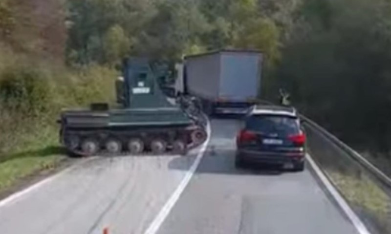 Za dlaku izbjegnuta tragedija: Oklopno vozilo Oružanih snaga BiH ispalo na cestu