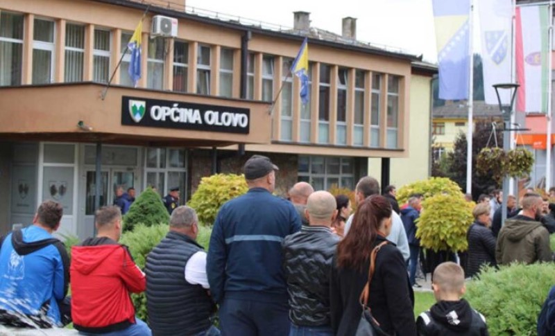 Radnici održali miran protest ispred zgrade opštine: Gasi se firma s 200 radnika