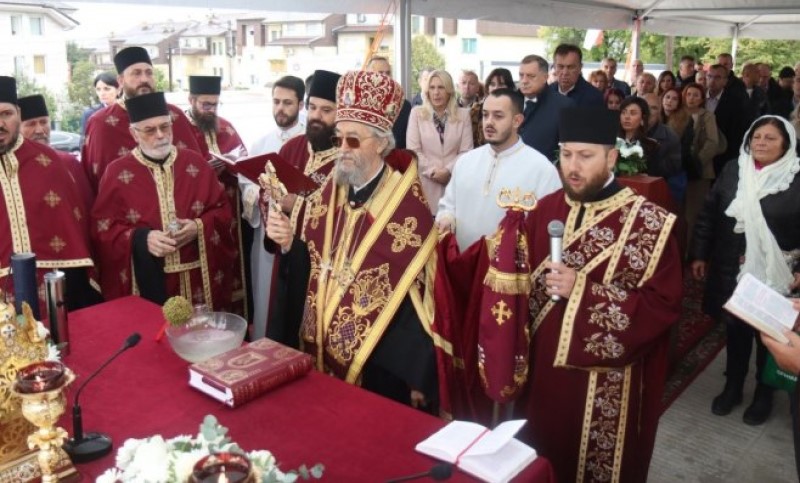 Prisustvovali Dodik i Cvijanovićeva: Osveštani temelji crkve u naselju Paprikovac VIDEO