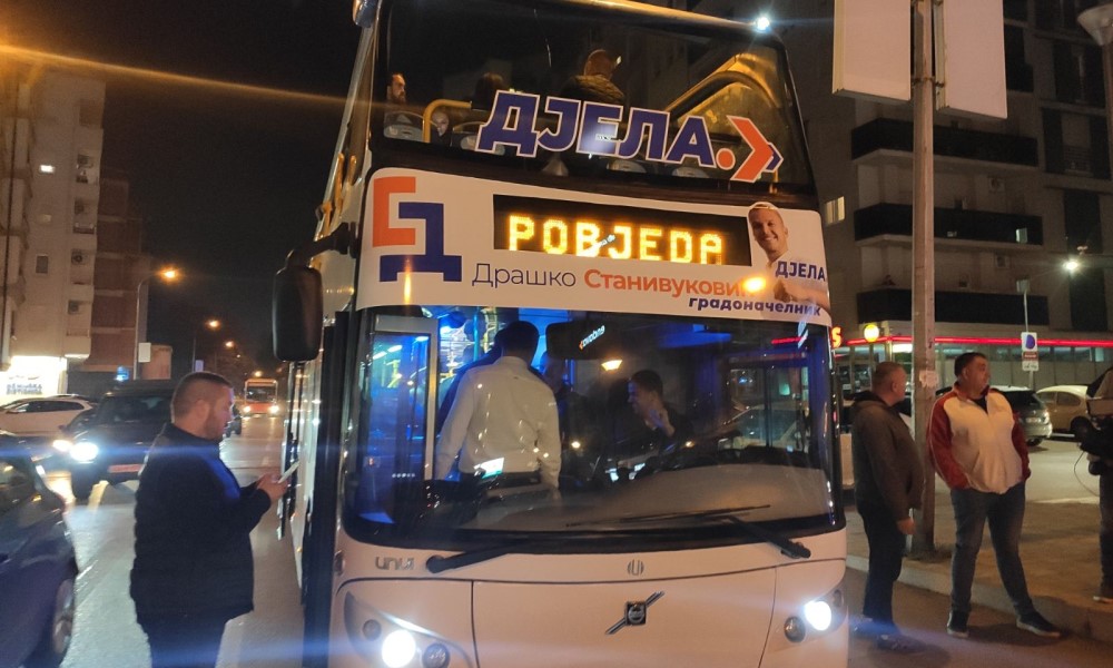 Pobjednički autobus stigao na Trg Krajine: Stanivukovićeve pristalice slave FOTO/VIDEO