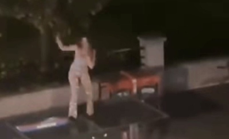 Nesvakidašnji koncert: Popela se na autobusko stajalište pa zapjevala hit Desingerice VIDEO