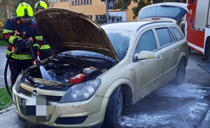Vatrogasci pozvani da ugase vatru: Gorio automobil u Banjaluci FOTO