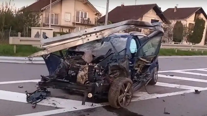 Teška saobraćajka u Prijedoru: “Pasat” udario u banderu, ispao i motor – ima povrijeđenih VIDEO