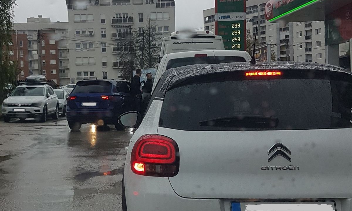 Saobraćajna nervoza na maksimumu: Umalo sijevale pesnice nakon preticanja u Banjaluci FOTO