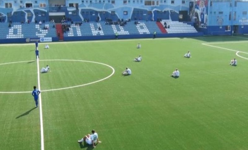 Neviđeni sportski skandal: Sudija dao znak za početak utakmice, tim sjeo na teren VIDEO