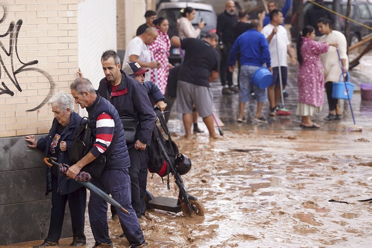 Uprkos katastrofalnim poplavama: Stanovnici Srpske ne odustaju od putovanja u Španiju