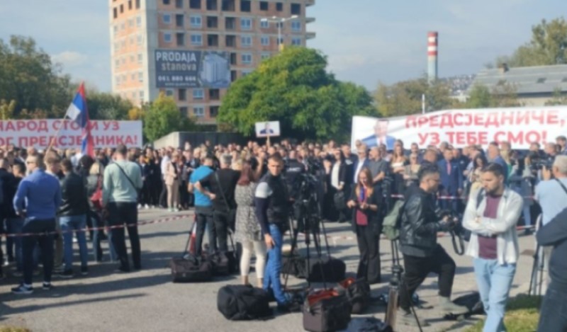 Okupljeni ispred Suda BiH poslali jasne poruke: “Svi smo mi Republika Srpska” VIDEO