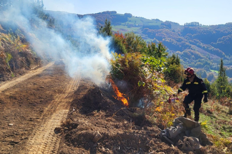 Pokazna vježba na padinama Tare: Gust dim i visok plamen šire se šumom
