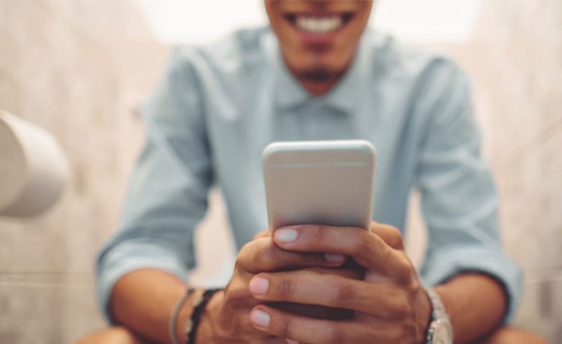 Razmisli dvaput! Doktor objasnio šta držanje telefona na WC šolji može da uradi organizmu