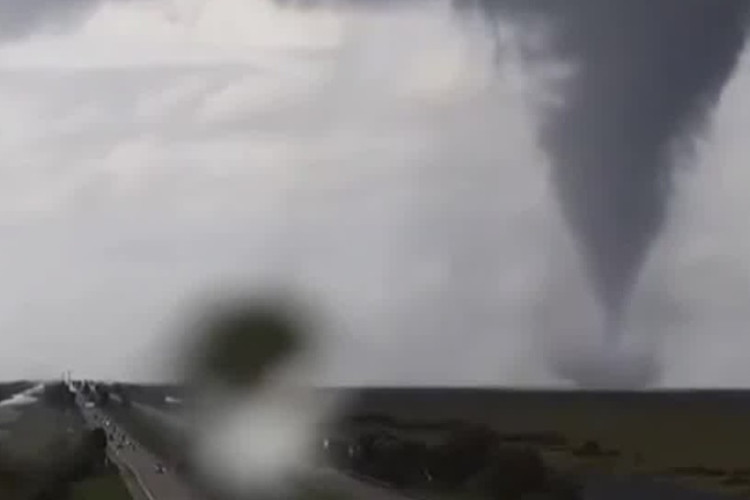 Apokaliptična scena na auto-putu na Floridi: “Trka” vozila i tornada VIDEO