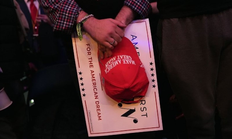 Pesničenje na aerodromu! Žene se potukle zbog Trampovog kačketa pa nisu ni ušle u avion