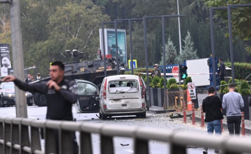 Eliminisana dvojica terorista: Zaposleni turske kompanije i dalje u zgradi, odjakuju pucnjevi