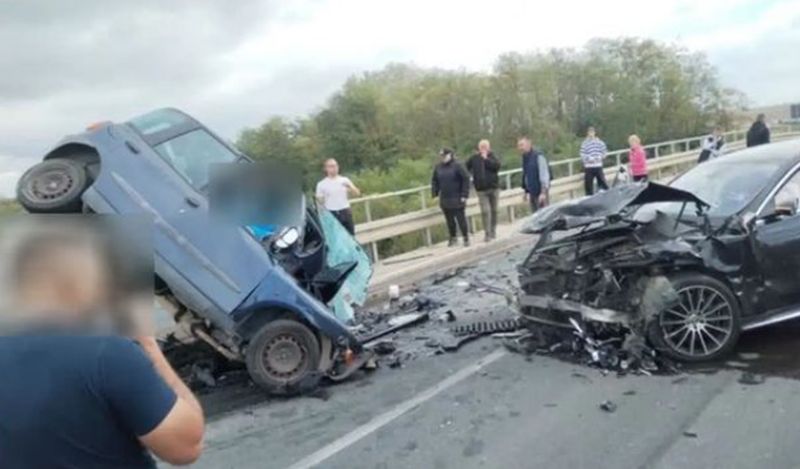 Teška saobraćajna nesreća: Majka poginula, tri djevojčice povrijeđene