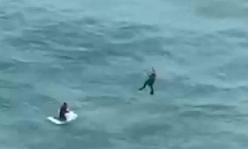 Nevjerovatan snimak spasavanja: Muškarac plutao na frižideru 50 kilometara od obale VIDEO