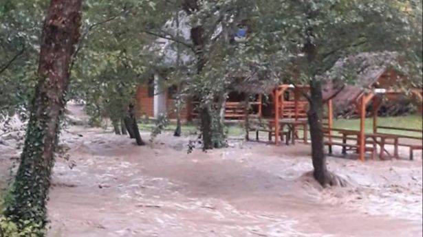 Vareš proglasio stanje prirodne nesreće: U Tarčinu voda odnijela mostove VIDEO
