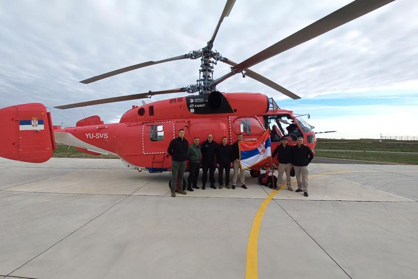 Bizaran snimak iz Crne Gore: Muškarac krenuo da gađa helikopter koji je iz Srbije došao da gasi požar VIDEO