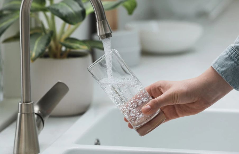 Zdrava navika: Šta se dešava u organizmu ako na prazan želudac popijete čašu vode