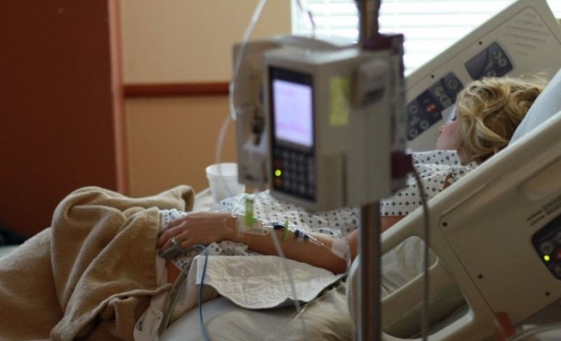 Muž uhapšen pa pušten, tvrdi da je nije gurnuo: Žena se bori za život nakon pada sa 4. sprata