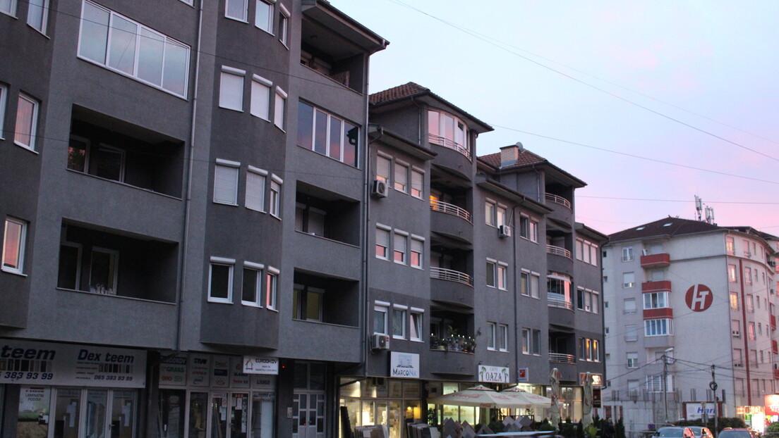 Građani u šoku! Dijete palo sa četvrtog sprata zgrade, hitno prebačeno za Beograd VIDEO