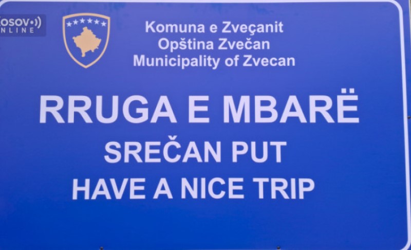 Šok kod Zvečana: Uklonjene table na ćirilici, postavljene nove sa natpisom “Srečan put”