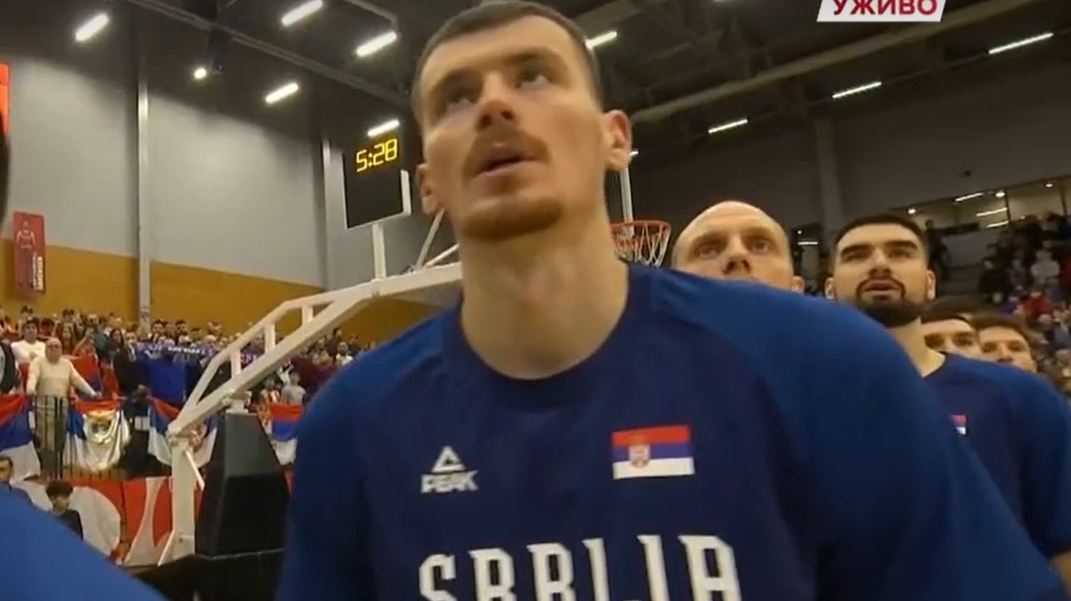 Dirljiva scena: Simanić ponovo zapjevao himnu Srbije