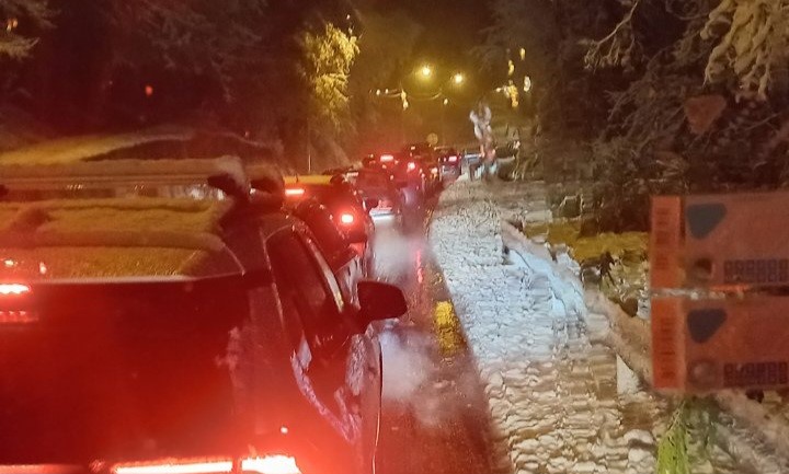 Vozači izvadili motorne testere: Snijeg oborio drvo na put Čelinac – Kotor Varoš FOTO/VIDEO