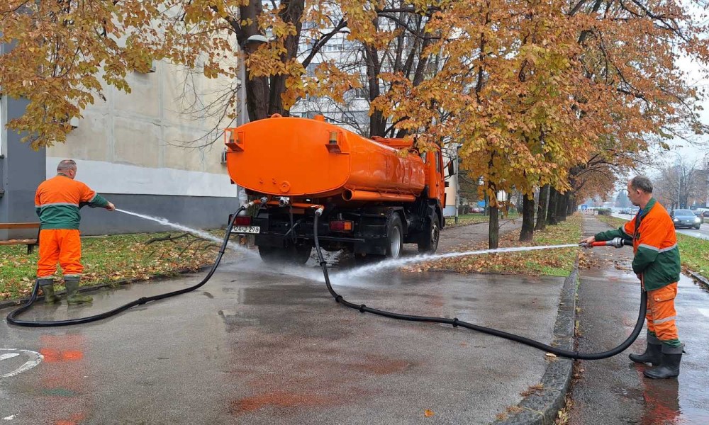 Ekipe na terenu: U Banjaluci napokon počelo pranje ulica