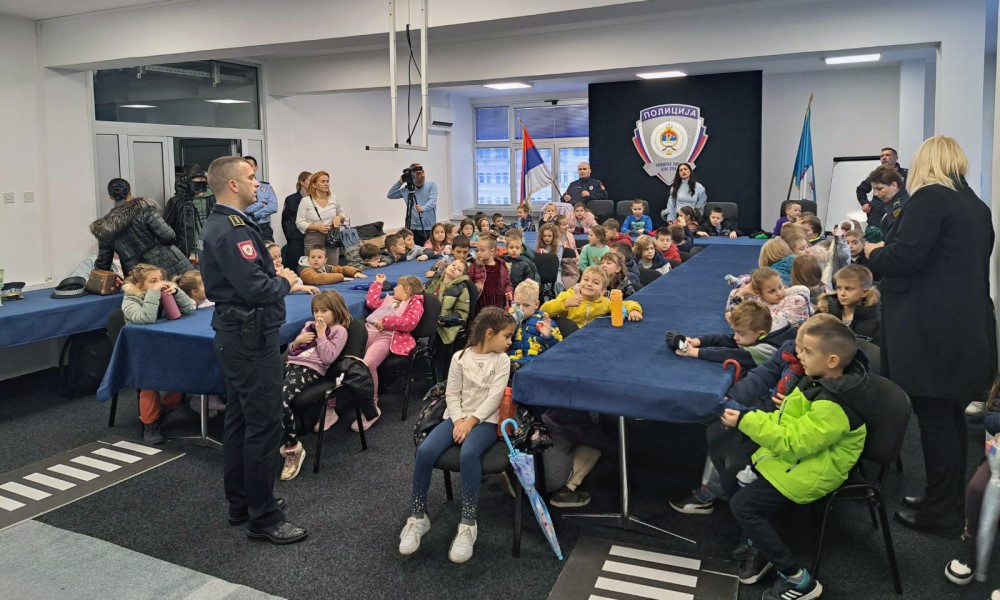 Tradicionalno otvorena vrata za đake: Mališani posjetili Policijsku upravu Banjaluka