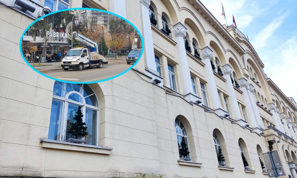 Povratak jelkica na zgradu Gradske uprave: Centar Banjaluke se kiti za novogodišnje praznike FOTO