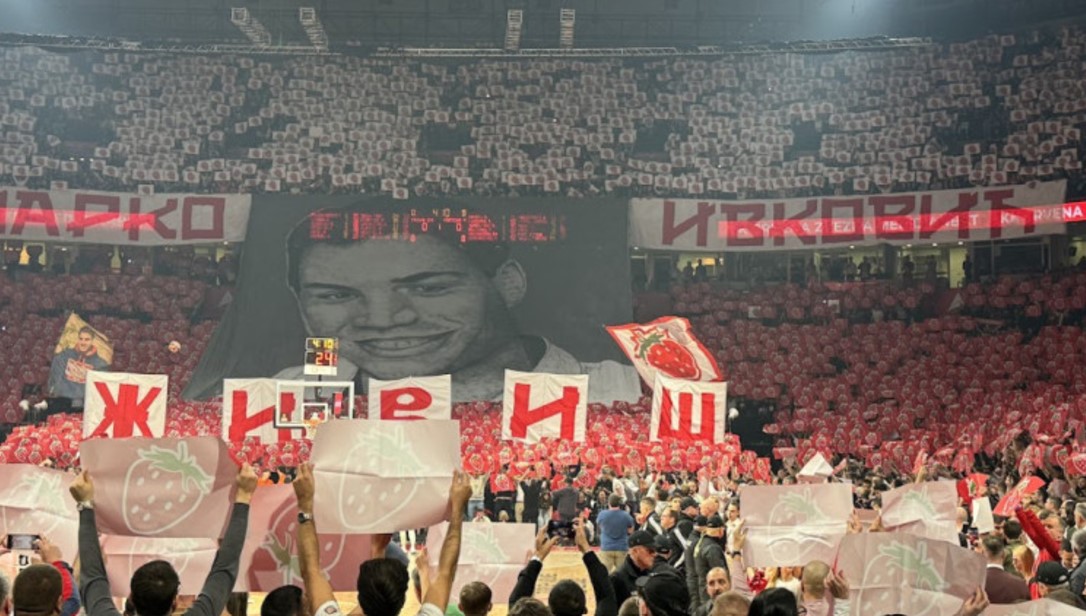 Navijači Zvezde odali počast Ivkoviću: “Jagoda, živiš”