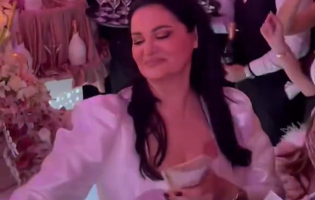 Gala proslava: Jana muzičarima za 30 sekundi podijelila više od 1.000 evra VIDEO