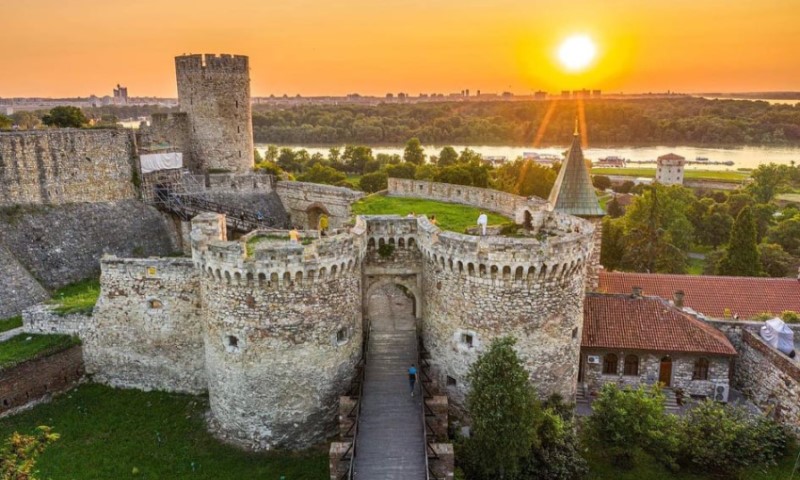 Drama na Kalemegdanu: Izbila tuča na svadbi, muškarac pao u dvorište zoološkog vrta