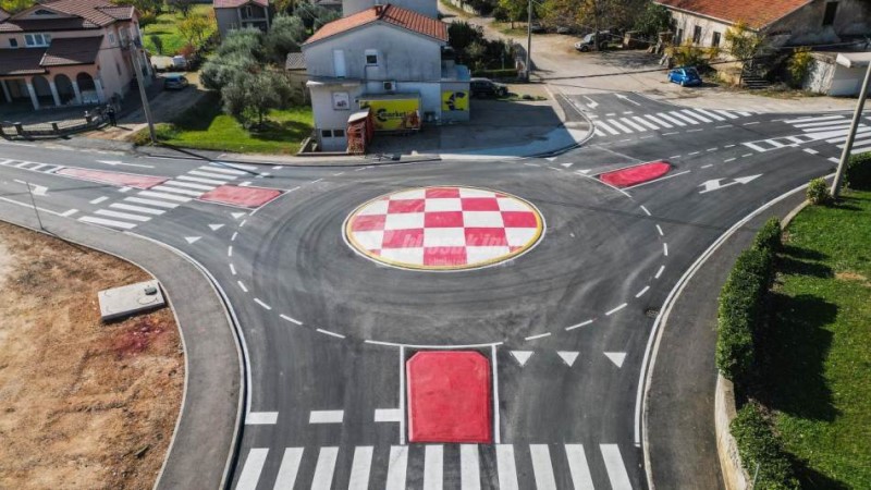 Neobičan kružni tok u BiH: Nema znakova, ali zato dominira šahovnica