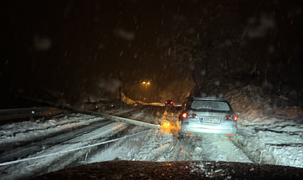 Novi problemi na putu ka Manjači: Rasvjetni stub pao preko saobraćajnice