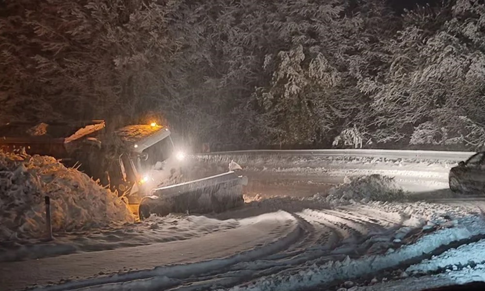 Problemi na planini: Grtalica sletjela sa puta na Manjači FOTO