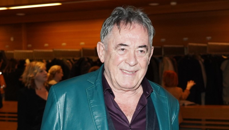 Linije na stolu: Oglasio se Mima o fotografiji sa bijelim prahom FOTO